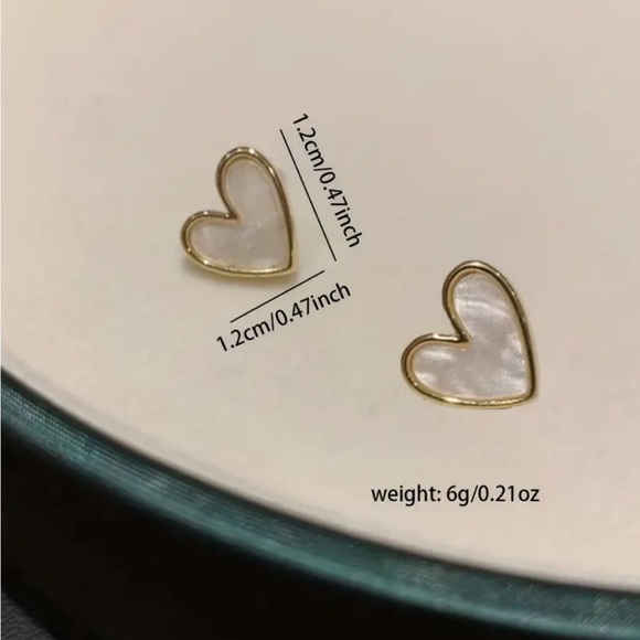 🔥 Clearance 🔥 Green Heart Shaped Stud Earrings - Picture 3 of 4